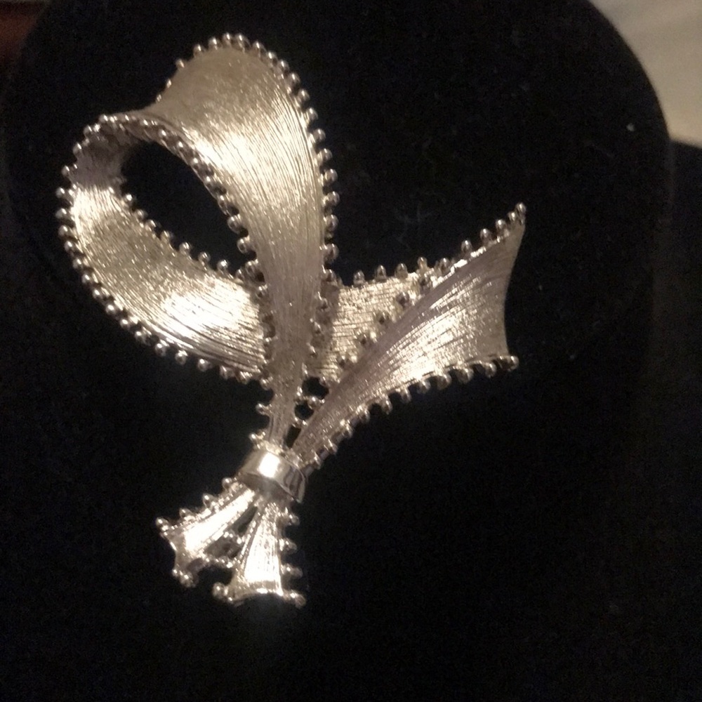 Silver ribbon brooch